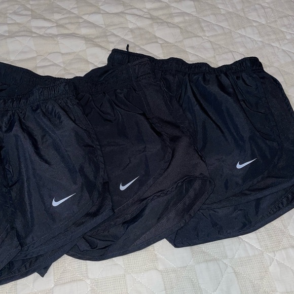 5 Pairs of Women’s Nike Shorts Sz Small - Picture 3 of 5